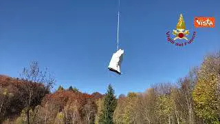 Tragedia Mottarone, elicottero porta via i resti della cabina della funivia