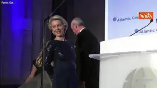 Von der Leyen premiata a Washington, ma il leggìo è troppo alto: "Eccomi" dice salendo su una pedana