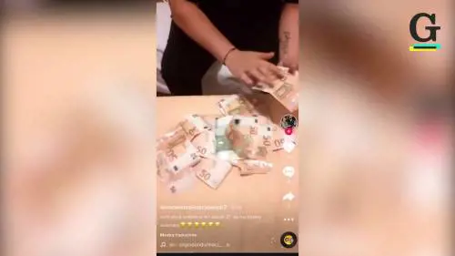 Truffa sul Reddito grillino, sui social le immagini dei soldi contati a ritmo di musica