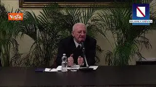 De Luca: "Dobbiamo fare i conti con squinternati che fanno i cortei anziché vaccinarsi"