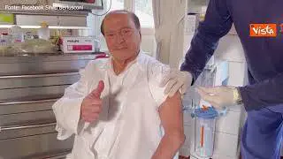 Berlusconi riceve la terza dose di vaccino, ecco il video