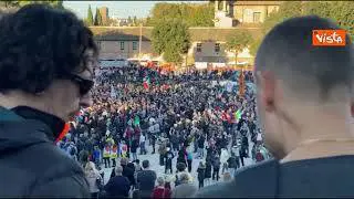 No Green pass a Roma, i manifestanti cantano in coro l'inno d'Italia