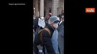 Protesta a Vienna contro il lockdown, tra i manifestanti anche uno striscione della Polizia