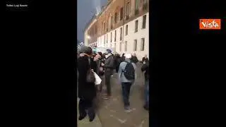 No green pass, manifestazione a Milano. Le immagini