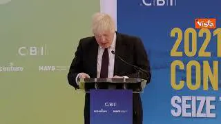 Boris Johnson perde i fogli e improvvisa il discorso citando il "mondo" di Peppa Pig