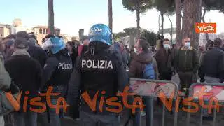 Fumogeni e bombe carta alla protesta dei tassisti a Roma, le immagini delle tensioni