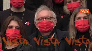 Violenza sulle donne, il ministro Bianchi tra studenti e studentesse al flash mob di Roma