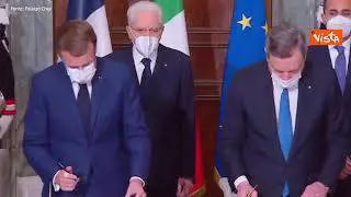Ecco la firma di Macron e Draghi al Trattato del Quirinale
