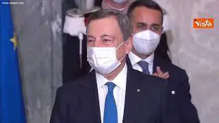 Mattarella, Draghi e Macron si tengono per mano dopo firma Trattato del Quirinale