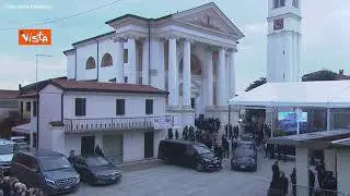 Lungo applauso per l'uscita del feretro di Ennio Doris dopo i funerali