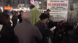 No green pass, a Napoli i pochi in piazza si riscaldano con canti e balli