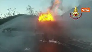 Autocisterna con 40mila litri di carburante si ribalta e si incendia sulla Flaminia. Le immagini