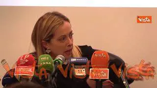 Reddito di cittadinanza, Meloni: "Dobbiamo abolirlo. Provvedimento folle"