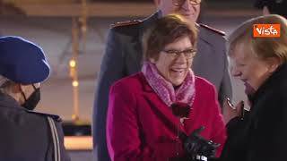 Cerimonia di fine mandato per Angela Merkel, la cancelliera va via con una rosa rossa