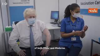 Johnson riceve la terza dose di vaccino: "Non diamo una seconda possibilità al virus"