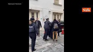 Papa Francesco in Grecia, un prete ortodosso lo contesta: "Sei eretico". Allontanato dalla Polizia