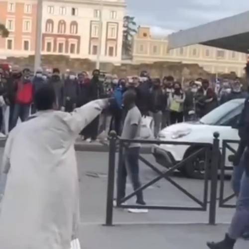 Nigeriano armato di coltello alla stazione Termini: bloccato dalla polizia