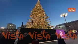 L’abete “Imagine” illumina Piazza Duomo a Milano