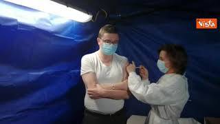 Fugatti (Prov. Trento) fa la seconda dose: “Vaccinatevi per evitare il lockdown”