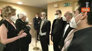 Prima alla Scala, Mattarella saluta l'orchestra. Un musicista: "Fa bene a non concedere bis"