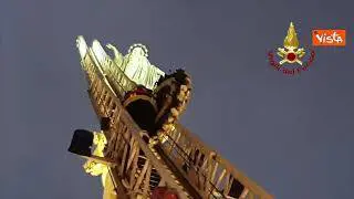 Festa dell'Immacolata, i Vigili del fuoco omaggiano la Madonna in Piazza di Spagna a Roma