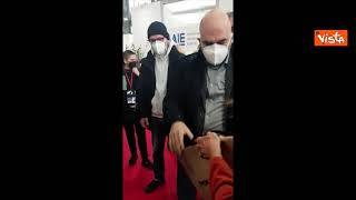 Più Libri Più Liberi, Saviano allo stand Polizia Moderna riceve in dono il "pacco alla camorra"