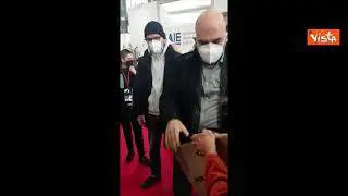 Più Libri Più Liberi, Saviano allo stand Polizia Moderna riceve in dono il "pacco alla camorra"