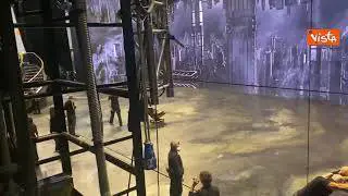 Prima alla Scala, il cambio scena tra secondo e terzo atto visto dal backstage