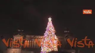 Gualtieri inaugura le luminarie dell'albero di Natale di Piazza Venezia, il momento dell'accensione