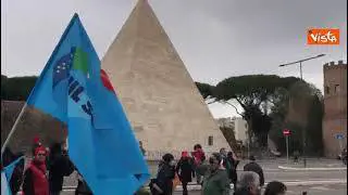 Protesta mondo della scuola, durante il corteo si canta "Bella ciao"
