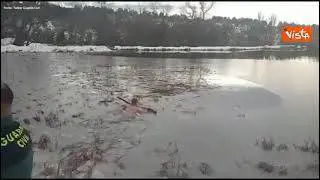 Cane cade in lago ghiacciato, agenti della Guardia Civil si tuffano per salvarlo
