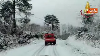 Auto bloccata dalla neve a Pistoia, l'intervento dei vigili del fuoco