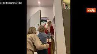 Fedez si traveste da Babbo Natale ma suo figlio lo riconosce subito
