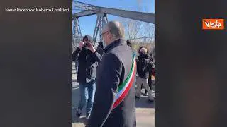 Riapre il Ponte dell’Industria dopo l’incendio, primo ad attraversarlo il sindaco Gualtieri