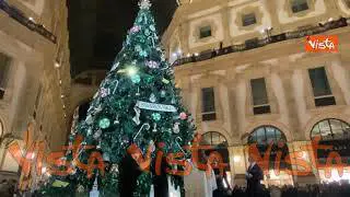 Il sindaco Sala e la top model Bianca Balti illuminano l’albero di Swarovski in Galleria a Milano