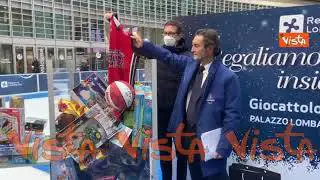 Giocattolo sospeso, una maglia e un pallone dell’Olimpia Milano nel cesto dei doni