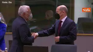 Draghi arriva al Consiglio europeo e saluta la presidente della commissione von der Leyen