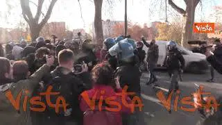Scontri tra Polizia e studenti alla manifestazione di Roma, le immagini delle tensioni