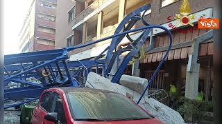 Crolla una gru sopra un palazzo a Torino, le foto del soccorso dei Vigili del Fuoco