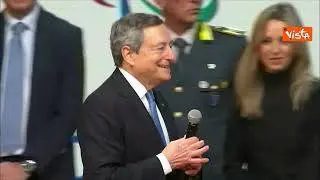 Tamberi regala a Draghi un'asta in miniatura: "Questa riesco a saltarla anche io"