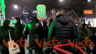 Lunghe file per i tamponi davanti alle farmacie di Milano