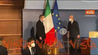 Draghi arriva alla conferenza stampa di fine anno, l'applauso dei giornalisti