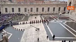 La benedizione Urbi et Orbi del Papa per il Natale in piazza San Pietro con la banda dei Carabinieri