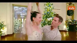 Un romantico passo a due per il buon Natale alla casa bianca dall'American Ballet Theatre