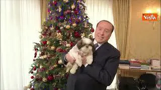 Il Buon Natale di Silvio Berlusconi insieme alla nuova arrivata Gilda, una cagnolina di razza Shitzu