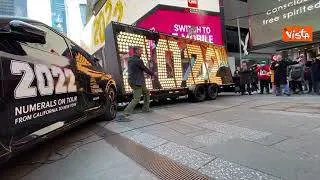 Arriva a Times Square la scritta luminosa "2022" pronta per il Capodanno