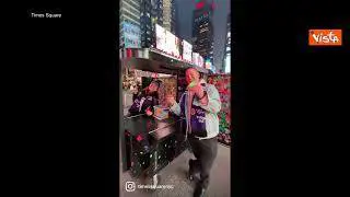 I desideri del 2022 scritti sui coriandoli che saranno lanciati a Times Square a Capodanno