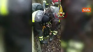 75enne tenta di salvare cane caduto in un pozzo, l'intervento dei vigili del fuoco