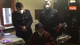 Anziano solo e in difficoltà chiede aiuto alla Polizia e gli agenti trascorrono il Natale con lui