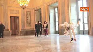 ll Bianconiglio di Alice nel Paese delle Meraviglie danza nella Villa dei Savoia a Monza